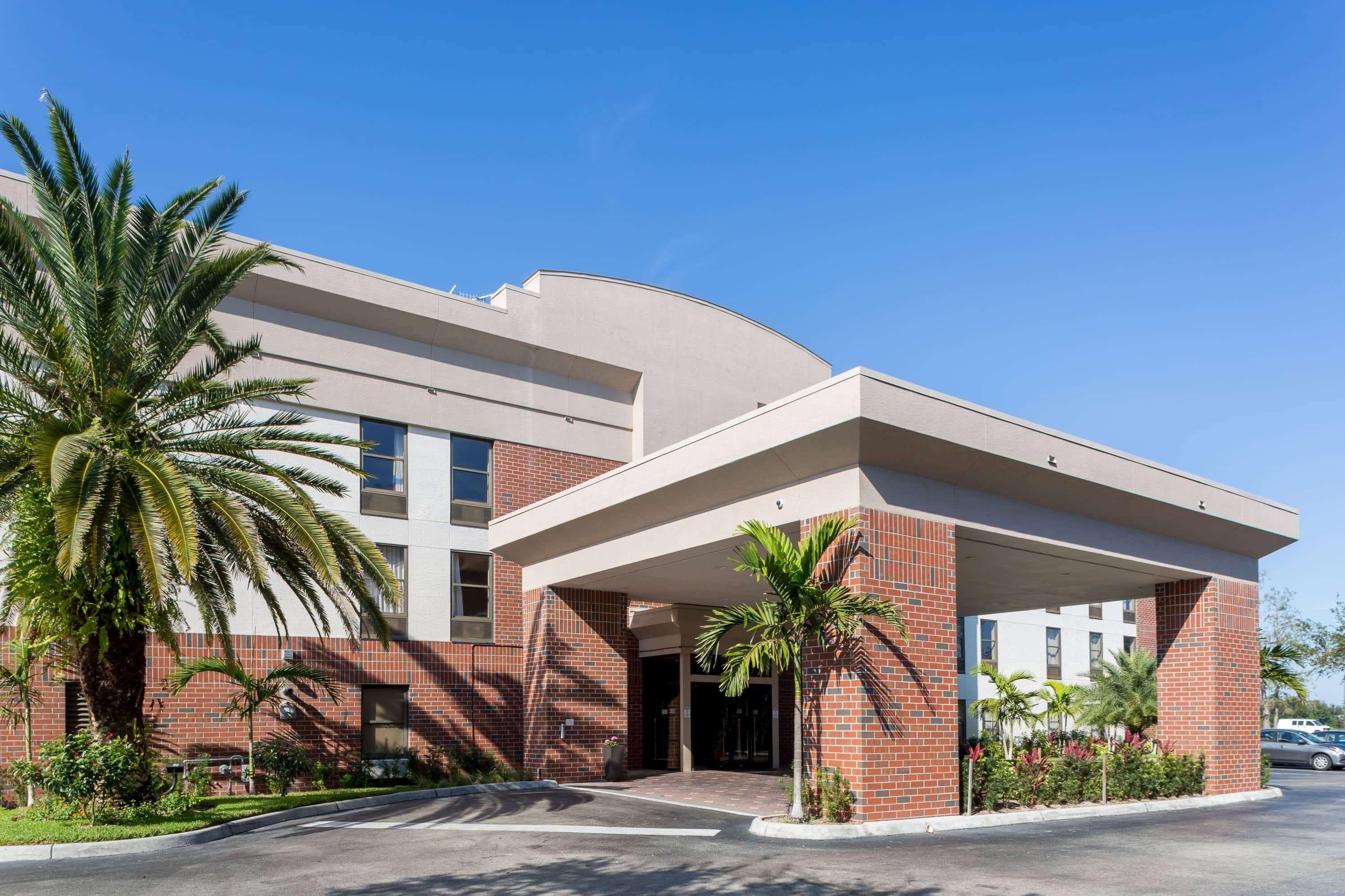 Days Inn & Suites By Wyndham Fort Myers Near Jetblue Park Exterior foto