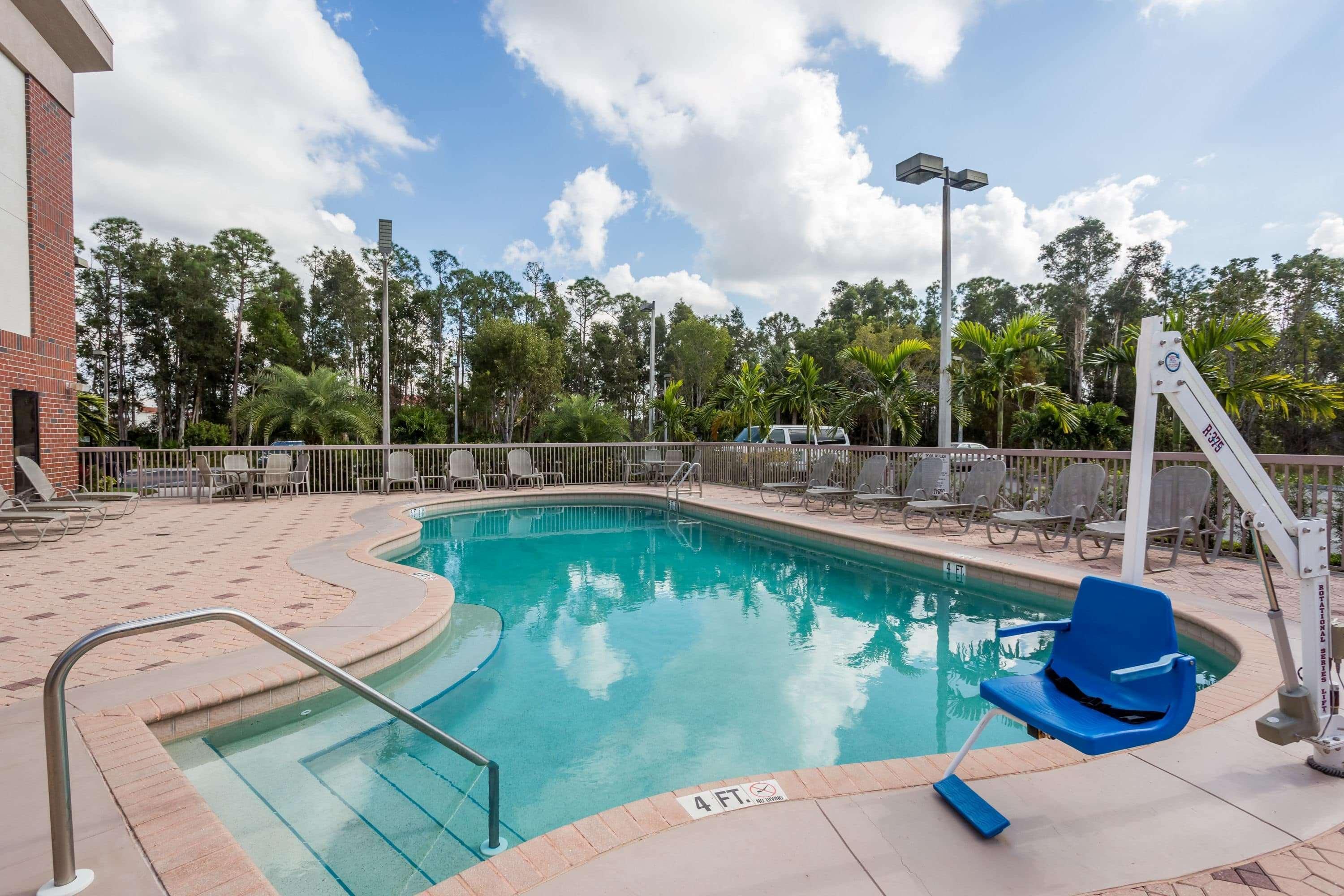 Days Inn & Suites By Wyndham Fort Myers Near Jetblue Park Exterior foto