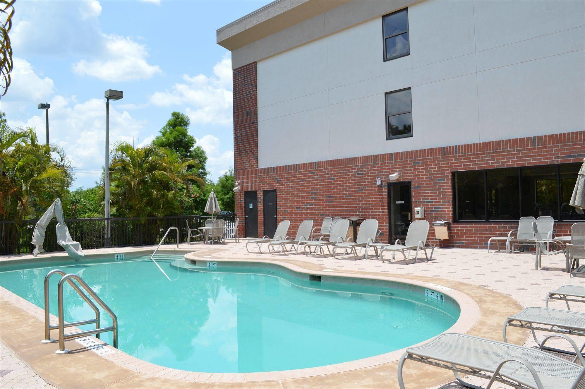 Days Inn & Suites By Wyndham Fort Myers Near Jetblue Park Exterior foto