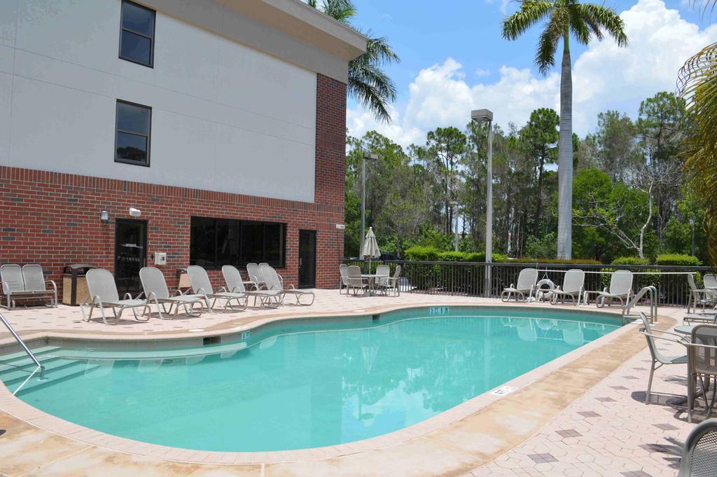 Days Inn & Suites By Wyndham Fort Myers Near Jetblue Park Exterior foto